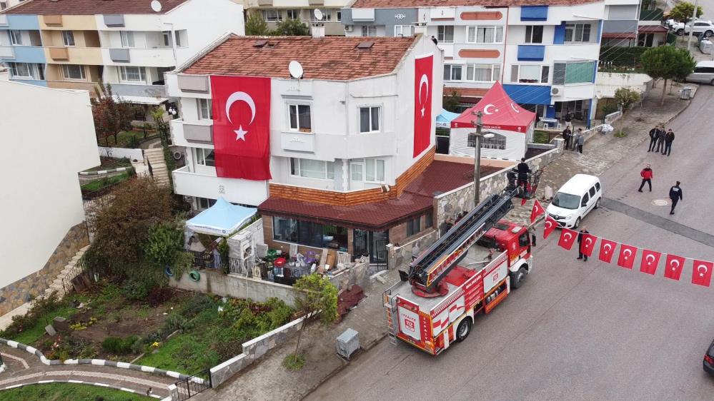 Şehidin evine Türk bayrağı asıldı Azerbaycan’dan kalkan askeri uçağın Gürcistan sınırında düşmesi sonucu şehit olan