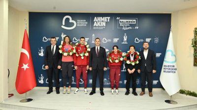 Büyükşehir Belediye Başkanı Ahmet Akın, çeşitli branşlarda derece alarak Balıkesir’in