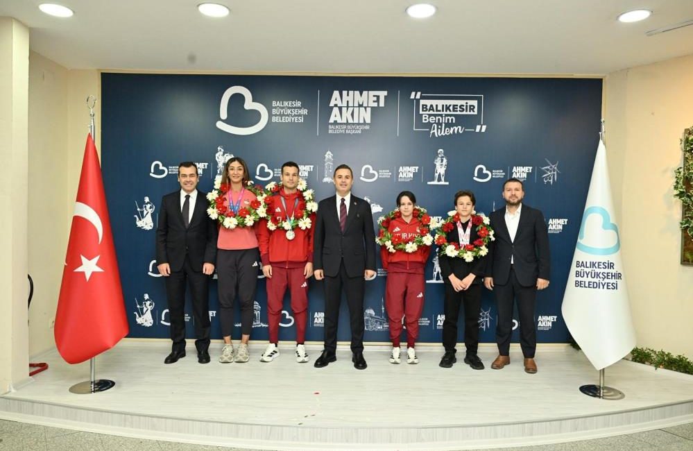 Başkan Akın, milli sporcuları ağırladı Büyükşehir Belediye Başkanı Ahmet Akın, çeşitli branşlarda derece alarak Balıkesir’in