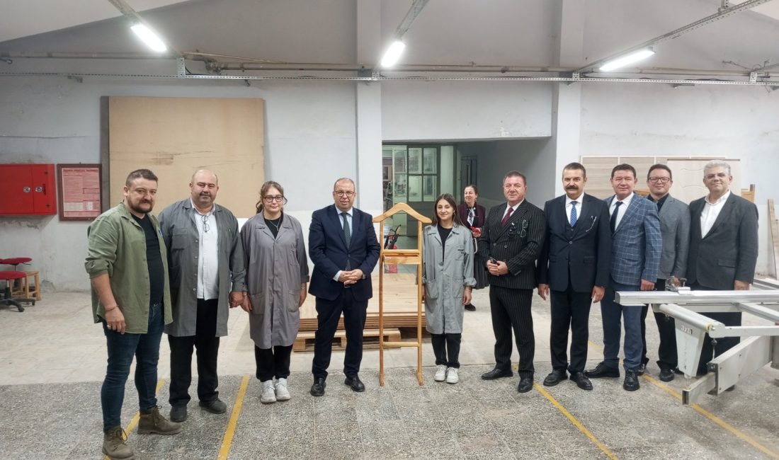 Susurluk Kaymakamı Turgut Gülen’den okul ziyareti Kaymakam Turgut Gülen, 2025-2026 eğitim öğretim yılı kapsamında Susurluk Mesleki