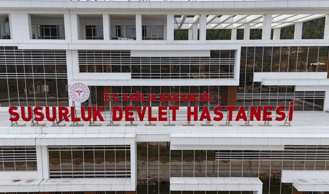 Gülen’den yeni Susurluk Devlet Hastanesi’ne moral ziyareti Susurluk Kaymakamı Turgut Gülen ve eşi Meral Gülen, hastalarla bir
