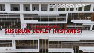 Susurluk Kaymakamı Turgut Gülen ve eşi Meral Gülen, hastalarla bir