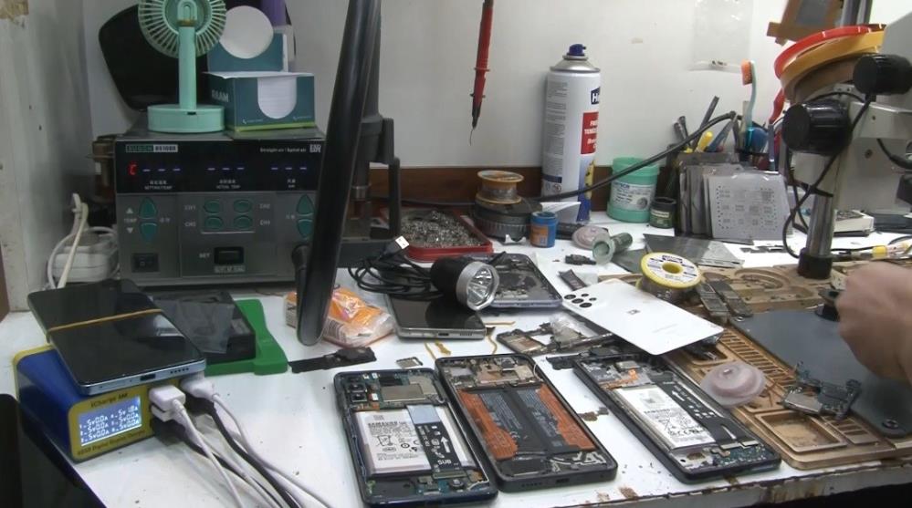 Yenilenmiş telefon sahte çıkabilir Kayseri’de telefonculuk yapan Murat Güzer, yenilenmiş telefonlarda orijinal parçaların değiştirilebildiğini