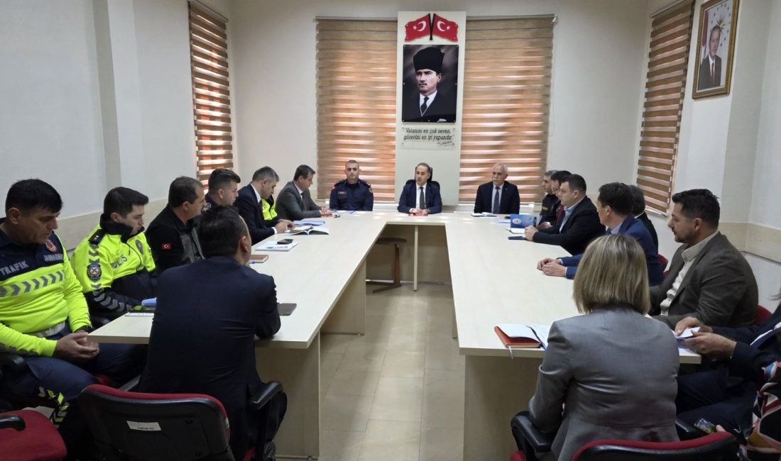 Kaymakam Engin Aksakal’ın yönetiminde düzenlenen toplantıda, kış koşullarında vatandaşların emniyetli