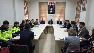 Kaymakam Engin Aksakal’ın yönetiminde düzenlenen toplantıda, kış koşullarında vatandaşların emniyetli
