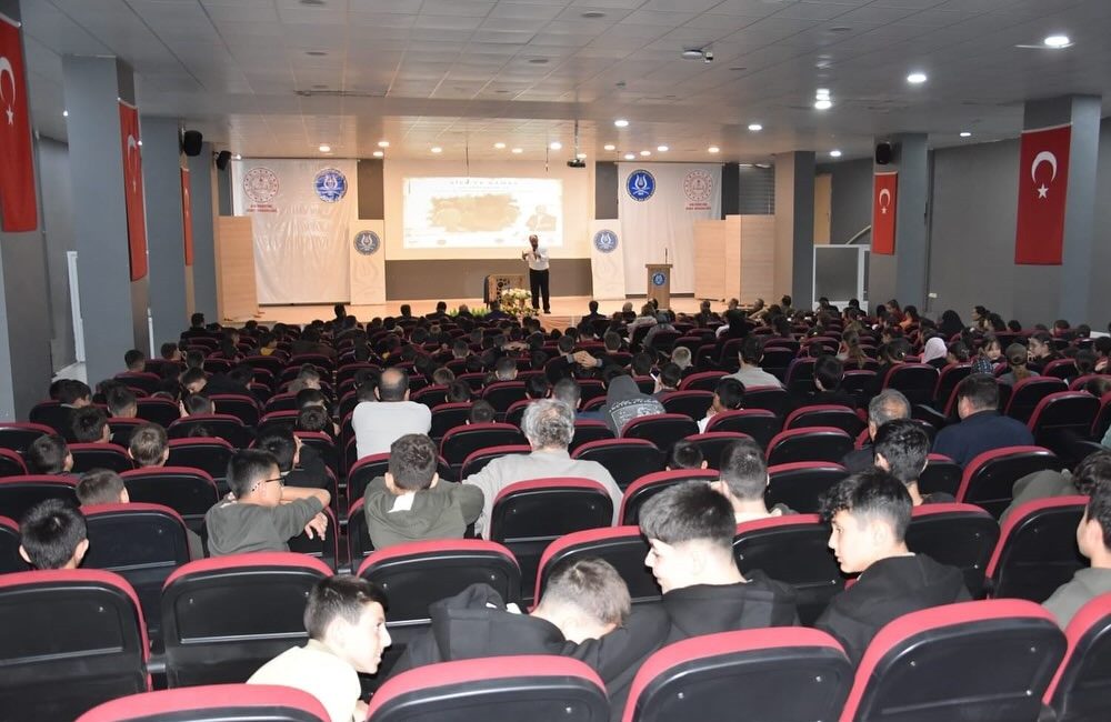 Kaymakam Altıntaş Gönenli öğrencilerle bir araya geldi Gönen Kaymakamı Ahmet Altıntaş, “Aile ve Namaz” programına katılarak öğrencilerle