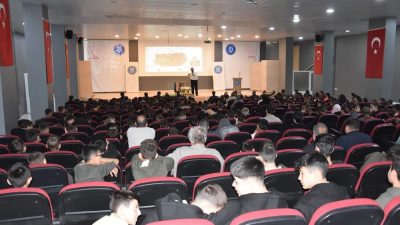 Gönen Kaymakamı Ahmet Altıntaş, “Aile ve Namaz” programına katılarak öğrencilerle