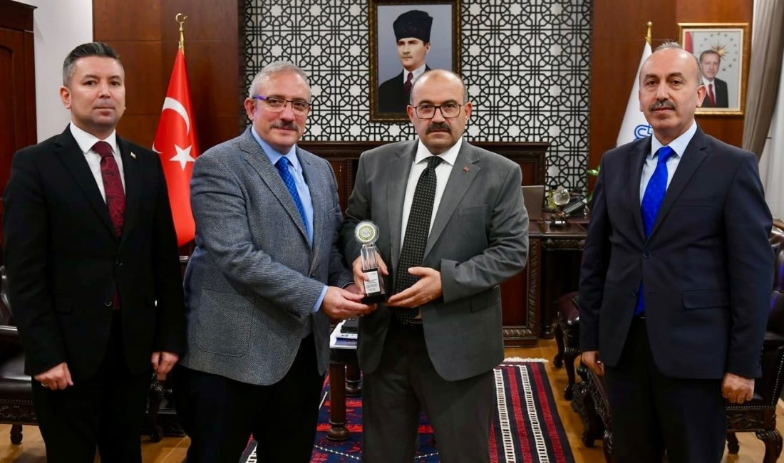 Gönen Sera Organize Tarım Bölgesi’ne tarım inovasyon ödülü Balıkesir Gönen Sera Organize Tarım Bölgesi, Antalya’da düzenlenen ATSO Growtech