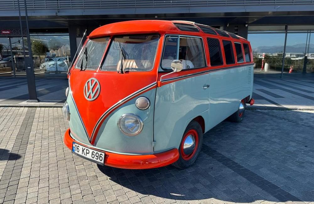 Türkiye’de tek ve 40 yıldır gözü gibi bakıyor Türkiye’de tek olduğu belirtilen 1966 model 21 camlı Volkswagen Samba’yı 40