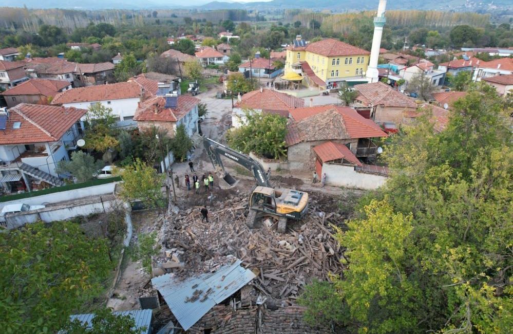  Sındırgı’da 27 Ekim’de meydana gelen 6,1 büyüklüğündeki ikinci depremin ardından