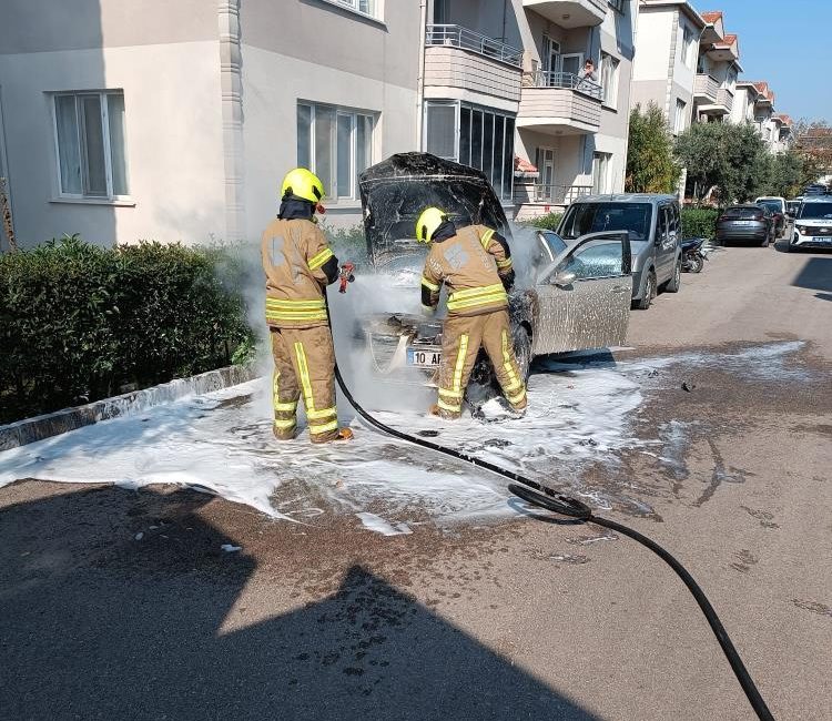 Gönen’de park halindeki araç alev aldı Kurtuluş Mahallesi 5029 Sokak’ta 10 AFP 082 plakalı araçta yangın
