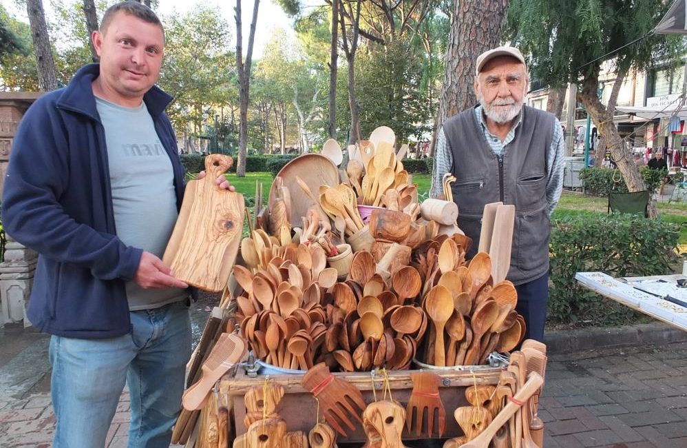 Burhaniye Pazarında zeytin ağaçlarından yapılan mutfak gereçleri ilgi gördü. Eskiden