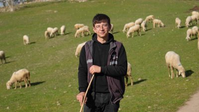 22 yaşındaki Furkan Aşık, mimarlık bölümünü okuduktan sonra hayvancılık yapmak