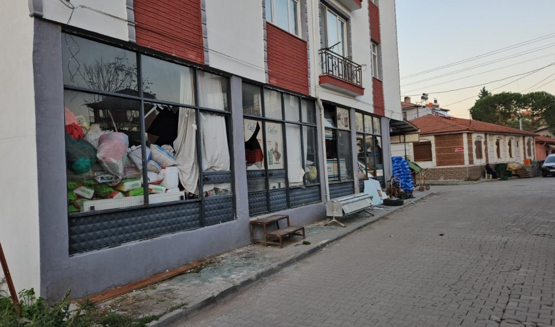 Sındırgı’da deprem esnafı olumsuz etkiledi Sındırgı’da kısa aralıklarla meydana gelen iki deprem, ilçedeki yerel esnafı