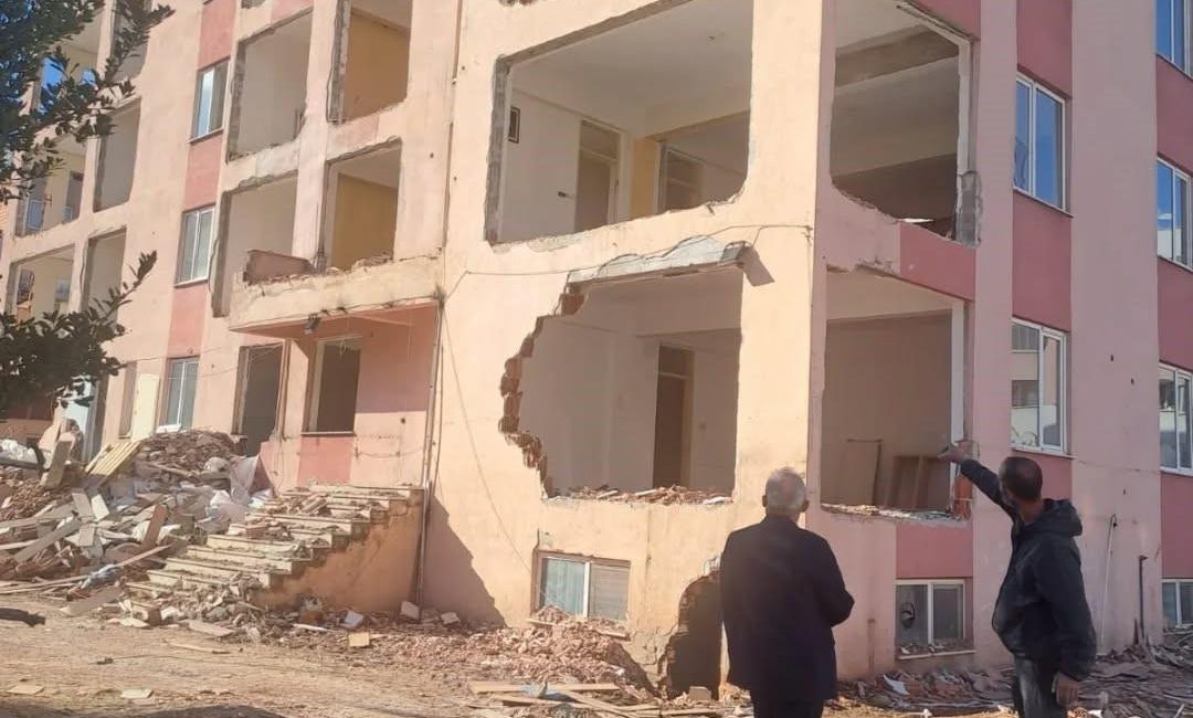 Edremit İlçe Milli Eğitim Müdürü Ramazan Esmen, okul binalarındaki güçlendirme