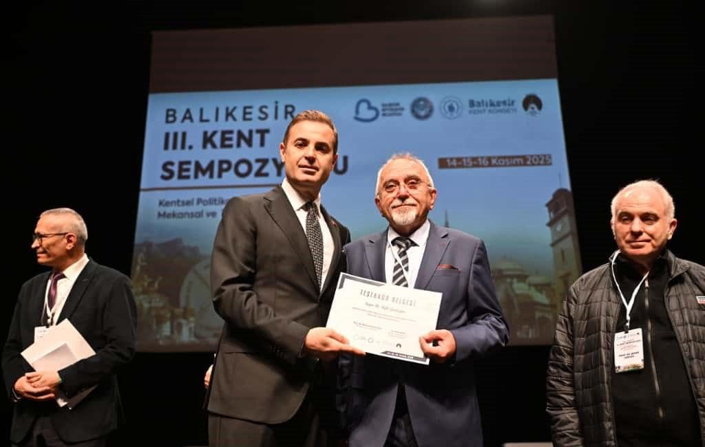 Balıkesir 3. Kent sempozyumu başladı Balıkesir Büyükşehir Belediye Başkanı Ahmet Akın, Balıkesir 3. Kent Sempozyumu’nda