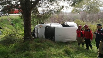 Gönen-Biga yolunda meydana gelen trafik kazasında 3 kişi hafif şekilde