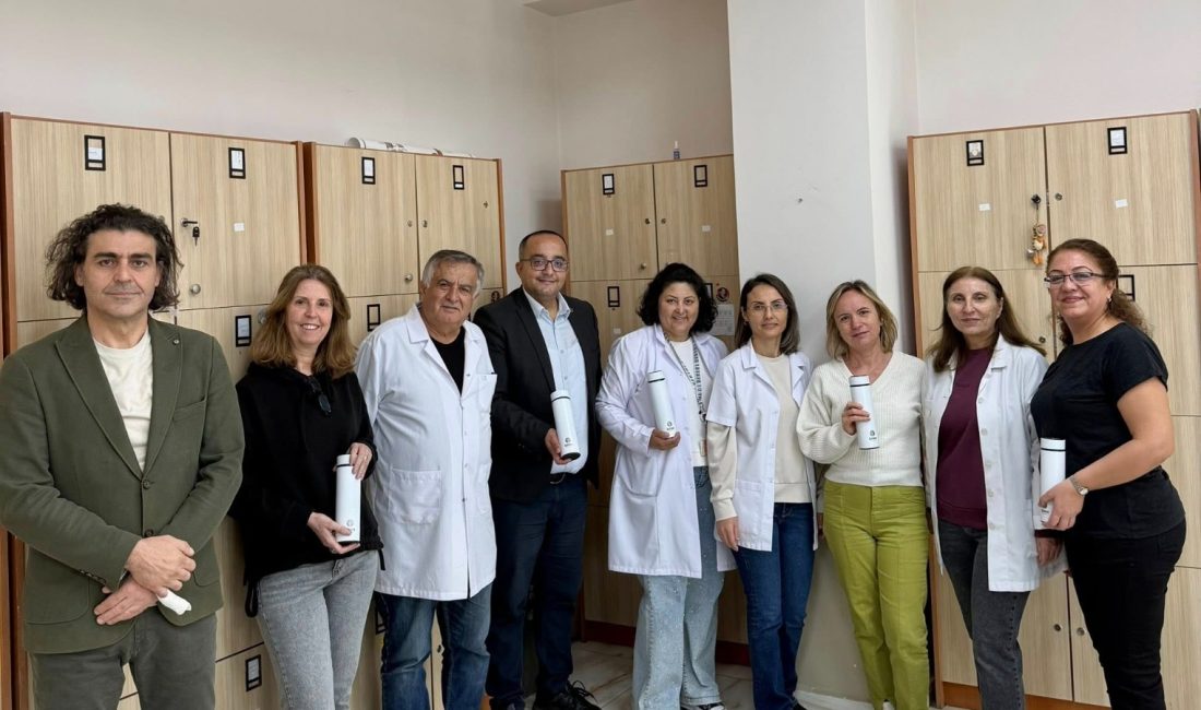 Bandırma Eğitim İş’ten öğretmenlere anlamlı hediye Eğitim İş Sendikası Bandırma Temsilcisi Serdar Polat, ilçedeki 13 okulu
