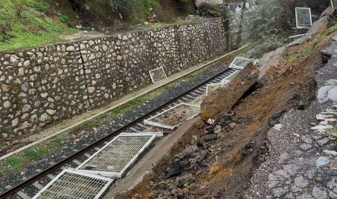 Bandırma’da tren yolu istinat duvarı çöktü Sunullah Mahallesi 15. Sokak’ta bulunan tren yolu güzergâhındaki istinat duvarı,