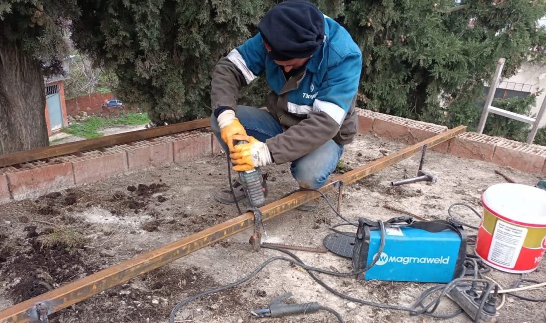Susurluk sokaklarında iyileştirme çalışmaları Susurluk Belediyesi Fen İşleri Müdürlüğü ekipleri, bakım, onarım ve altyapı