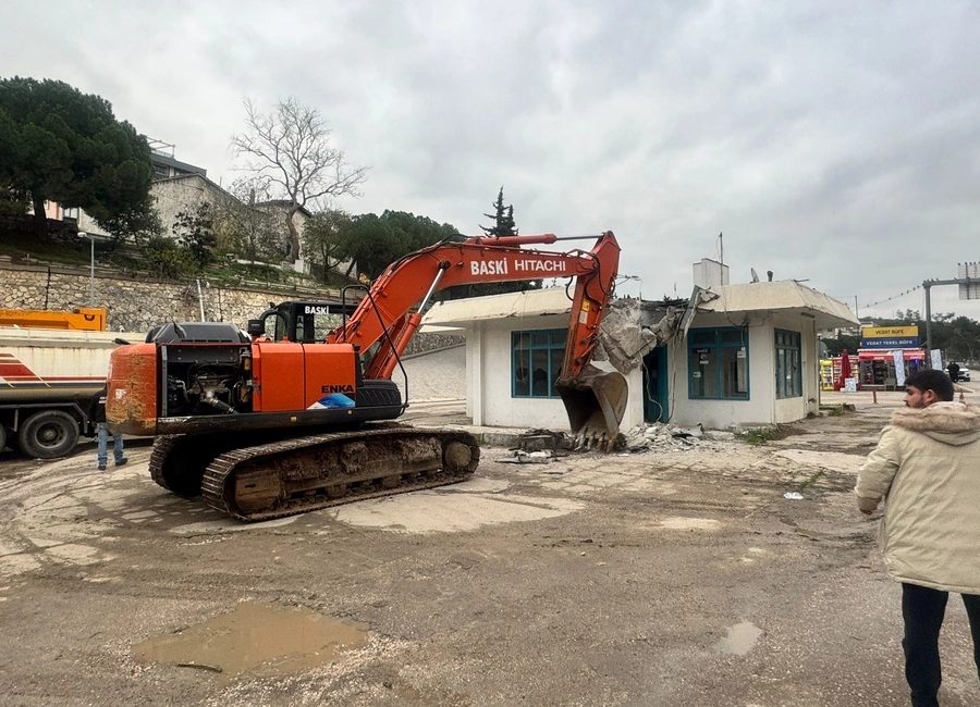 Erdek’te Akaryakıt İstasyonu Yıkıldı Erdek ilçesi girişinde bulunan ve uzun süredir atıl durumda olduğu