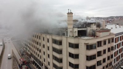 Balıkesir’de bir dönem otel olarak kullanılan binada çıkan yangın paniğe