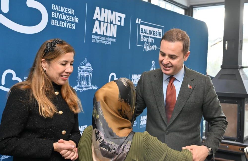 Kadın muhtarlarla bir araya gelen Balıkesir Büyükşehir Belediye Başkanı Ahmet