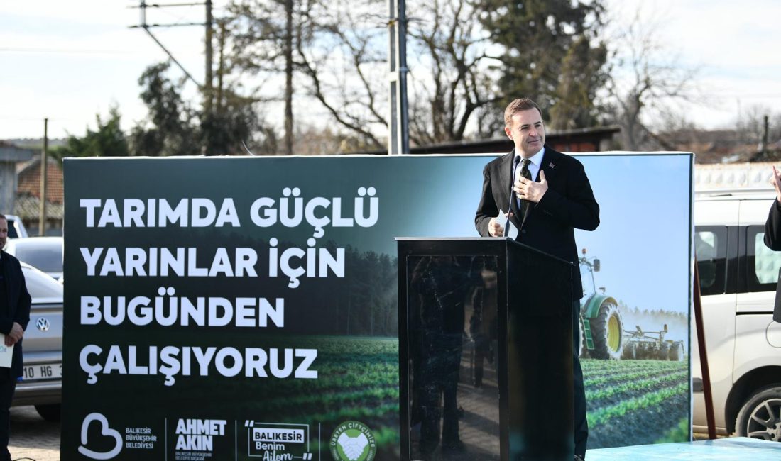 Akın’dan Manyas’a çifte hizmet Balıkesir Büyükşehir Belediye Başkanı Ahmet Akın, Manyas Çakırca Mahallesi’nde düzenlenen