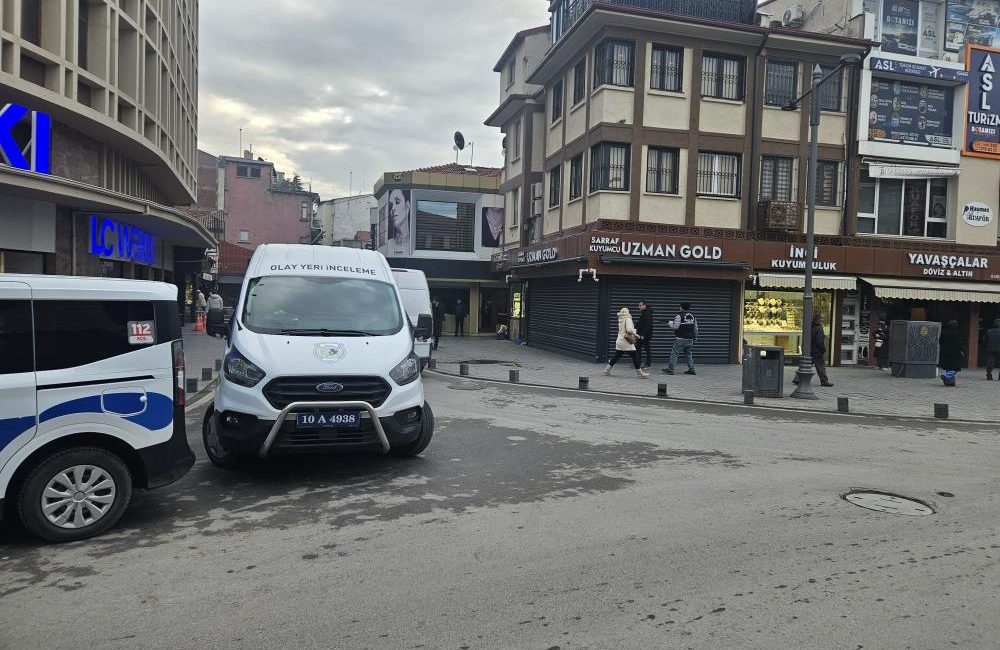 Kuyumcuya silahlı saldırı Balıkesir’de bir kuyumcu kapalı olduğu saatlerde kimliği belirsiz kişilerce kurşunlandı.