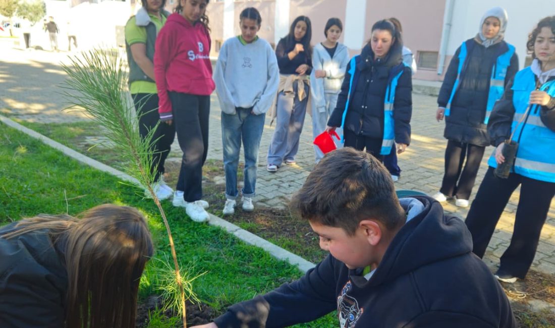 Bandırma Kız Yurdu öğrencileri, Şehit Bedir Karabıyık Ortaokulu’nu ziyaret ederek