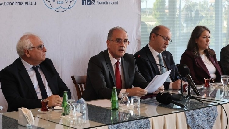 BANÜ Rektörü kamuoyundaki iddialara yanıt verdi Bandırma Onyedi Eylül Üniversitesi (BANÜ) Rektörü Prof. Dr. İsmail Boz,