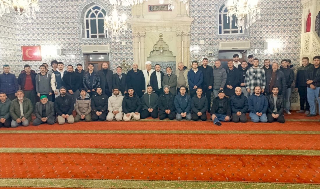 Aksakal Camii’nde üniversite öğrencileriyle sabah namazı buluşması Bandırma Diyanet Gençlik Merkezi öncülüğünde, Bandırma Onyedi Eylül Üniversitesi öğrencilerinin