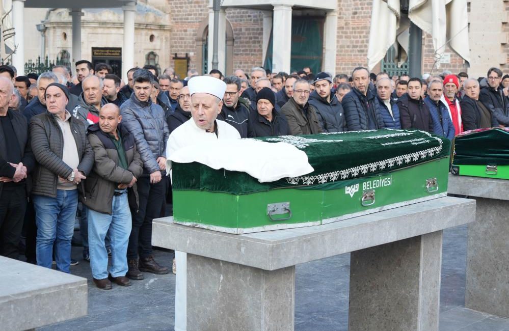 Hastanede cenazeler karıştı Balıkesir’de cenazelerin karışması üzerine, yanlış cenaze 150 kilometre uzağa gönderildi.