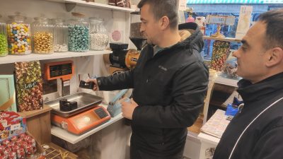 Ölçü ayar memuru ve zabıta ekiplerinin gerçekleştirdiği denetimlerde, kuruyemişçi ve