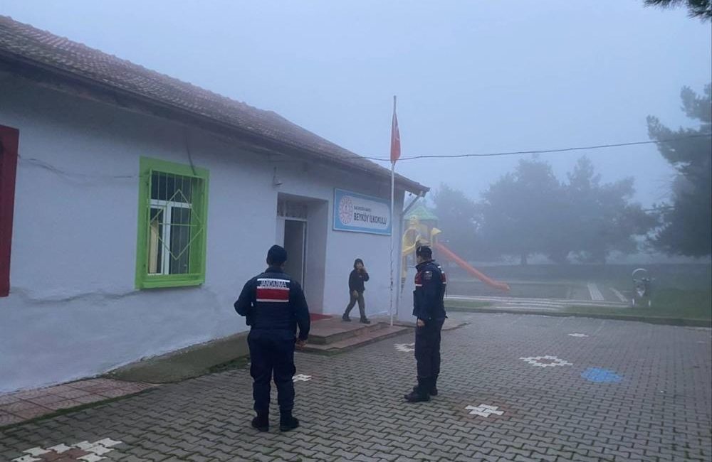 Balıkesir’de Yılbaşı Öncesi Okul Çevreleri ve Servislere Denetim Balıkesir İl Jandarma Komutanlığı ekipleri, yılbaşı öncesinde öğrencilerin güvenliğini sağlamak