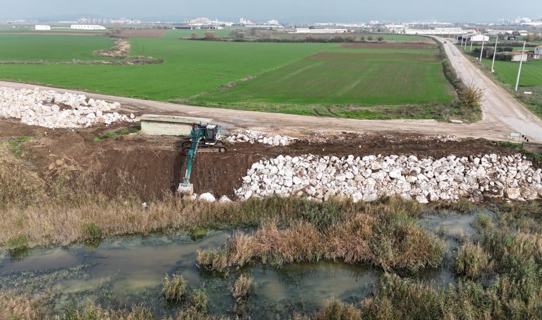 DSİ’den Bandırma Doğruca Mahallesi’nde Taşkın Önlem Projesi Sığırcı Deresi’nde yürütülen ıslah çalışmalarıyla Bandırma’da taşkın riski düşürülürken, can