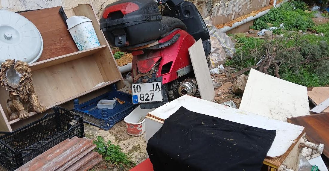 PLAKALI ÇÖPLÜK 10 JA 827 ! Haydarçavuş Mahallesi Evyapan Sokak’ta boş bir arsaya atılan çöpler arasında
