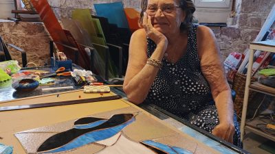 Ayvalık’ta yaşayan vitray sanatçısı Sevinç Bozok Uşar, 74 yaşında açtığı