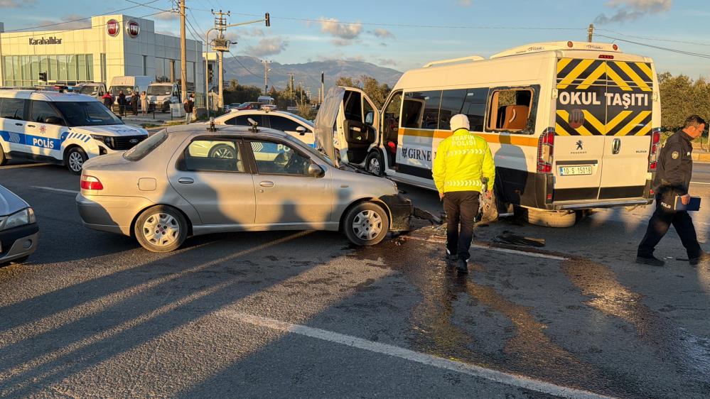 Balıkesir’de öğrenci servisi ile otomobil çarpıştı: 7 yaralı Edremit’te öğrenci servisi ile otomobilin çarpıştığı trafik kazasında 7 kişi