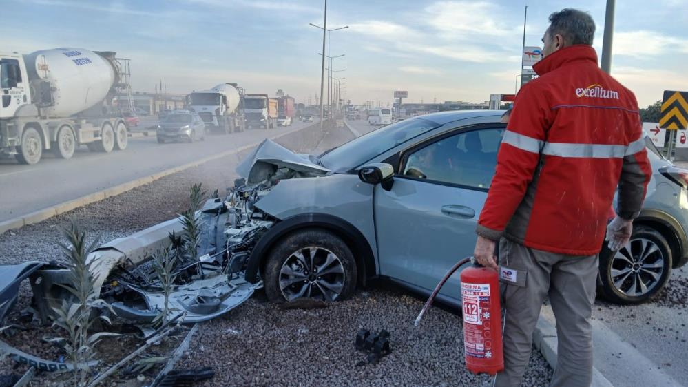 Bursa-Çanakkale istikametinde aydınlatma direğine çarpan otomobilinin sürücüsü, hurdaya dönen araçtan
