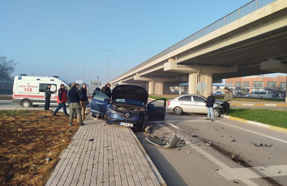 Dur levhasına uymadı, kavşakta kaza: 1 yaralı 17 Eylül Mahallesi Korozman Kavşağı’nda iki aracın karıştığı yaralanmalı ve