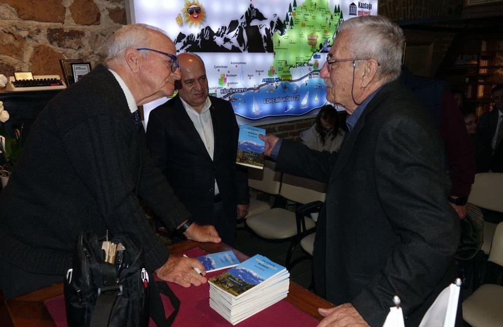 Prof. Dr. Kenan Mortan’ın “100 Soruda Kazdağları ve Etekleri Kılavuzu” kitabı tanıtıldı Edremitte, Prof. Dr. Kenan Mortan tarafından kaleme alınan ve Kazdağları’nı