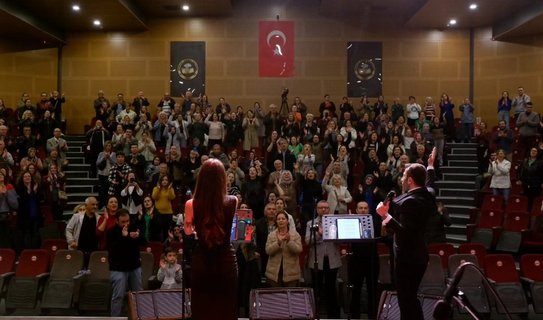 Susurluklular “Kışa Merhaba” konserinde ezgilerle buluştu Susurluk’ta düzenlenen “Kışa Merhaba” konserinde Bursa Büyükşehir Belediyesi Kent Orkestrası