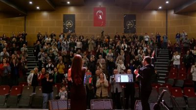Susurluk’ta düzenlenen “Kışa Merhaba” konserinde Bursa Büyükşehir Belediyesi Kent Orkestrası
