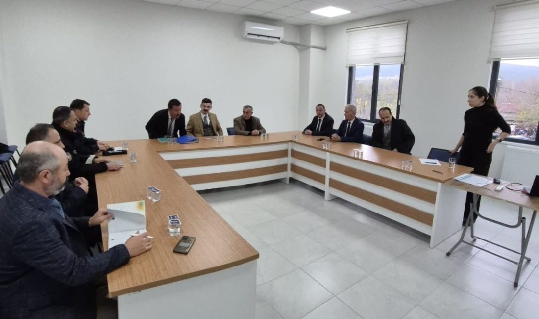 Kaymakam Mustafa Salih Bayram’ın başkanlığında düzenlenen toplantıda, bağımlılıkla mücadele kapsamında