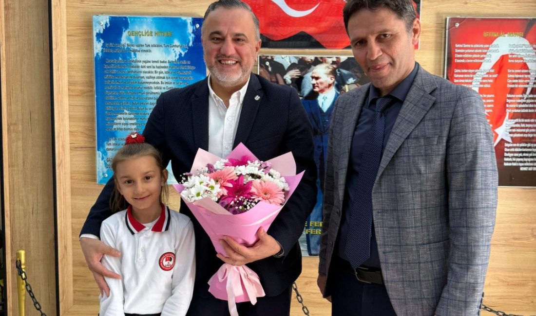 Balıkesir Büyükşehir Belediye Meclis Üyesi Mehmet Doğan, okul ziyaretinde öğrenci