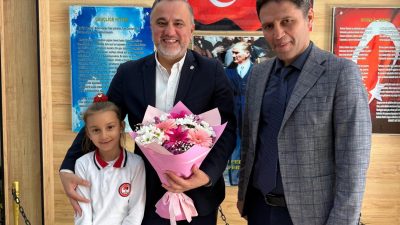 Balıkesir Büyükşehir Belediye Meclis Üyesi Mehmet Doğan, okul ziyaretinde öğrenci
