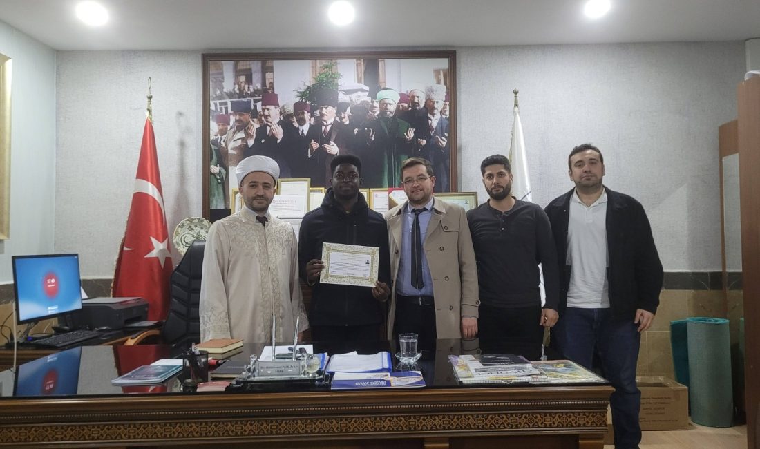 Bandırma Müftülüğü’nde ihtida merasimi düzenlendi Sierra Leone vatandaşı Samuels, Bandırma İlçe Müftülüğü’nde düzenlenen ihtida merasimiyle