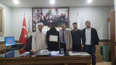Sierra Leone vatandaşı Samuels, Bandırma İlçe Müftülüğü’nde düzenlenen ihtida merasimiyle
