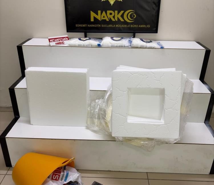 Balıkesir’de otobüs yolcusundan 3 kilo metamfetamin çıktı Edremit te tavan straforları arasında zolalanmaş 3 kilo uyuşturucuyla yakalanan